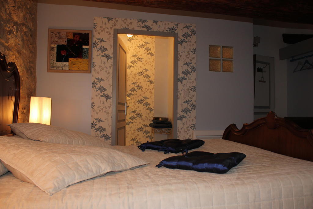 L'Oustal De L'Annetta Chambres Et Tables D'Hotes Comus Rum bild